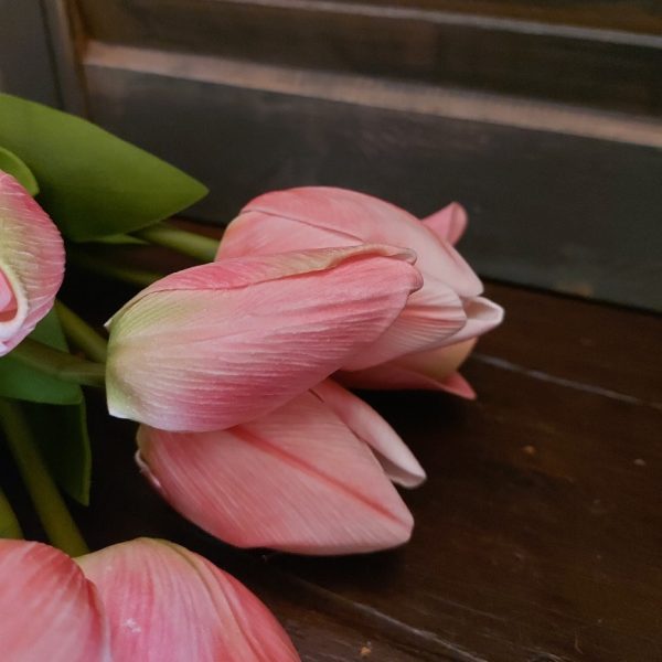 Bos met 12 zachtroze kunsttulpen van het merk Brynxz.