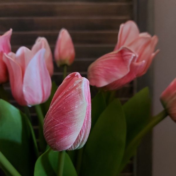 Bos van 12 kunst tulpen in een zacht roze kleur, van het merk Brynxz.