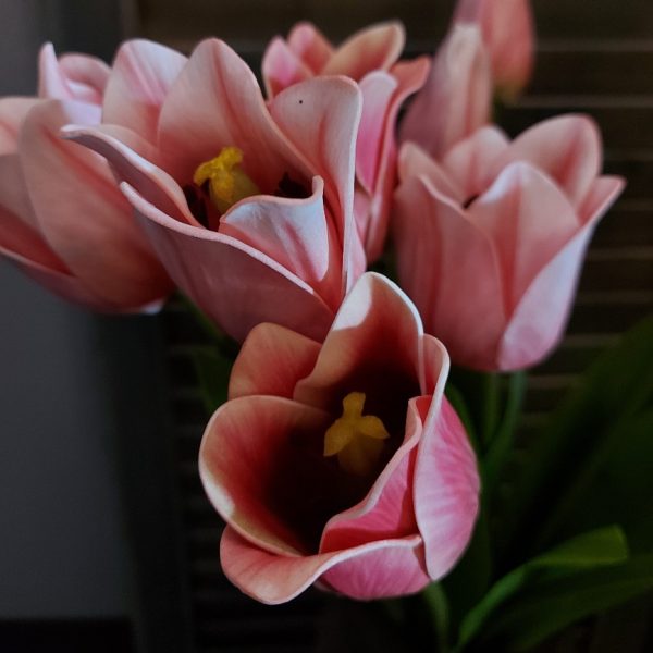 Bos van 12 kunst tulpen in een zacht roze kleur, van het merk Brynxz.