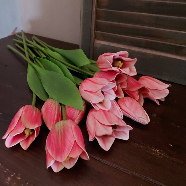 Bos van 12 kunst tulpen in een zacht roze kleur, van het merk Brynxz.