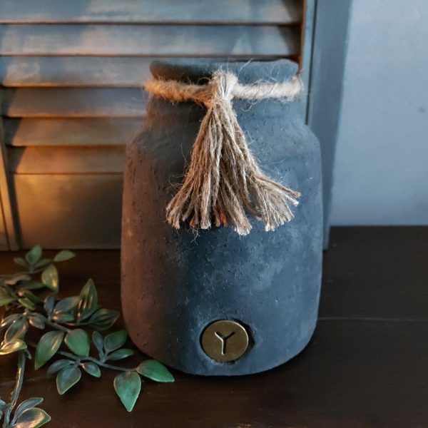 Vaas van aardewerk in een donker grijze kleur, met een jute koord om de hals. Van het merk Brynxz uit de serie Stone Black.