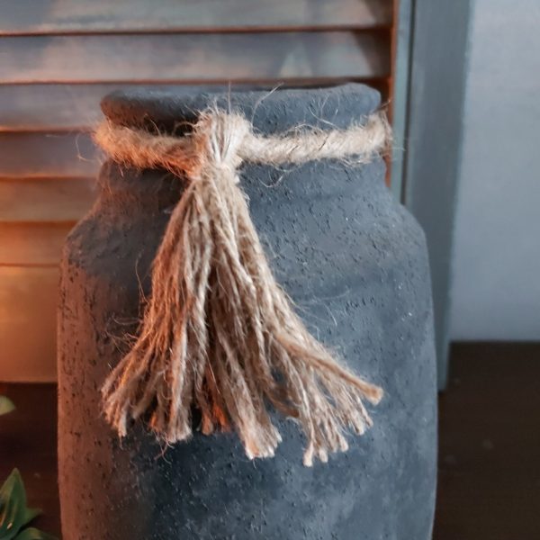 Vaas van aardewerk in een donker grijze kleur, met een jute koord om de hals. Van het merk Brynxz uit de serie Stone Black.