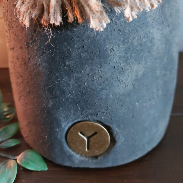 Vaas van aardewerk in een donker grijze kleur, met een jute koord om de hals. Van het merk Brynxz uit de serie Stone Black.