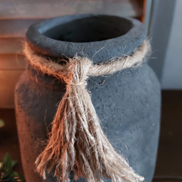 Vaas van aardewerk in een donker grijze kleur, met een jute koord om de hals. Van het merk Brynxz uit de serie Stone Black.