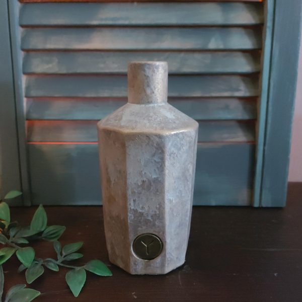 Fles van aardewerk met reliëf in zachte kleurtinten, van het merk Brynxz uit de serie Jewel.
