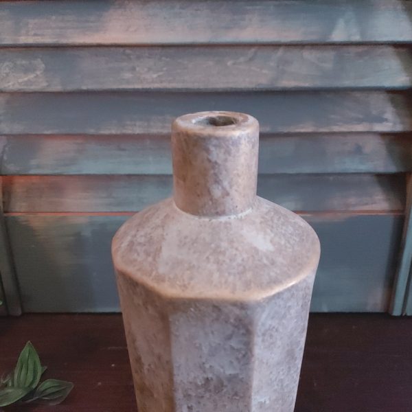 Fles van aardewerk met reliëf in zachte kleurtinten, van het merk Brynxz uit de serie Jewel.