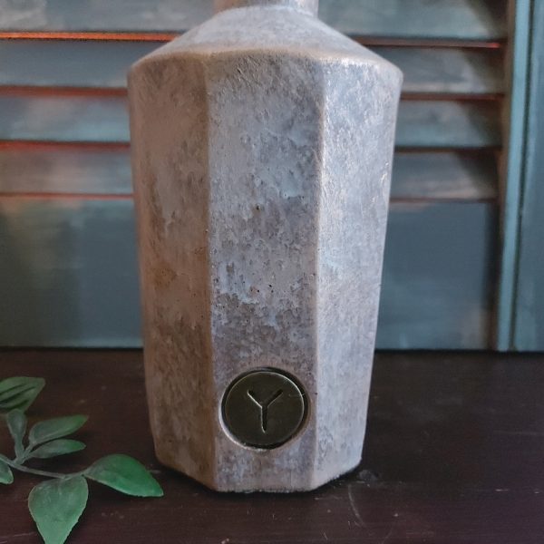Fles van aardewerk met reliëf in zachte kleurtinten, van het merk Brynxz uit de serie Jewel.