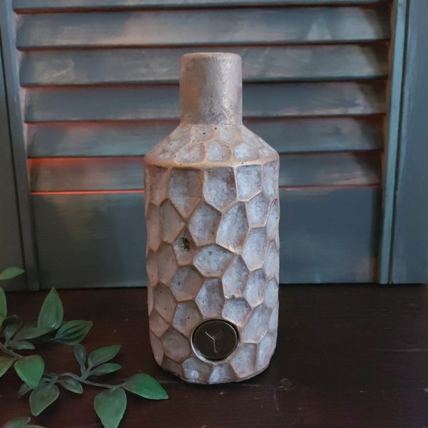 Fles met reliëf van aardewerk, van het merk Brynxz uit de serie Jewel.