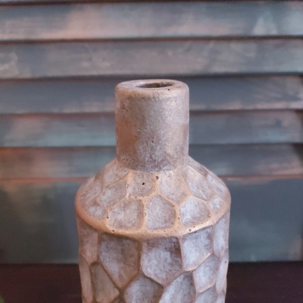Fles met reliëf van aardewerk, van het merk Brynxz uit de serie Jewel.