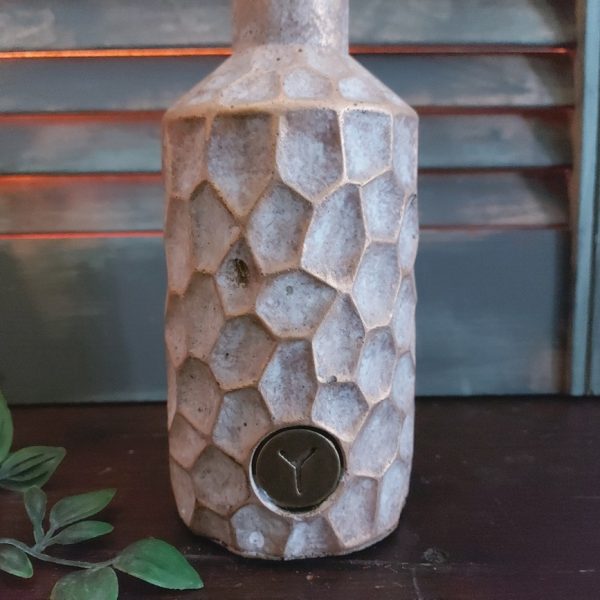 Fles met reliëf van aardewerk, van het merk Brynxz uit de serie Jewel.