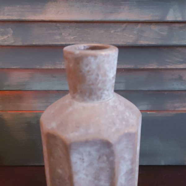 Fles met reliëf van aardewerk, van het merk Brynxz uit de serie Jewel.
