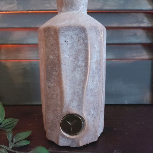 Fles met reliëf van aardewerk, van het merk Brynxz uit de serie Jewel.