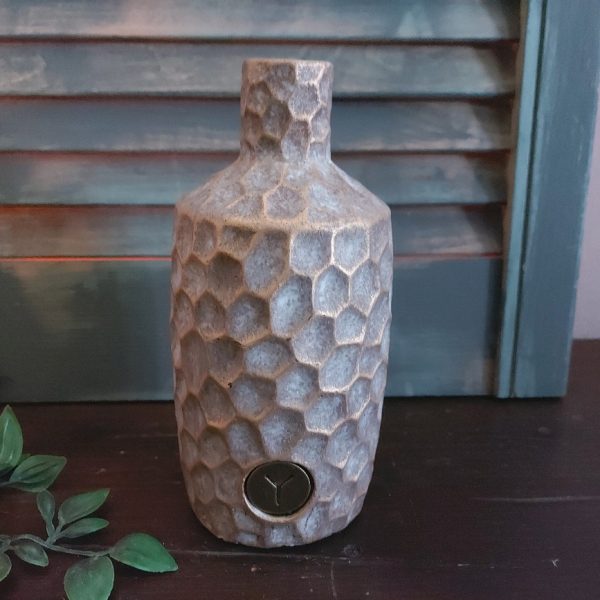 Vaas van aardewerk met reliëf, van het merk Brynxz uit de serie Jewel.