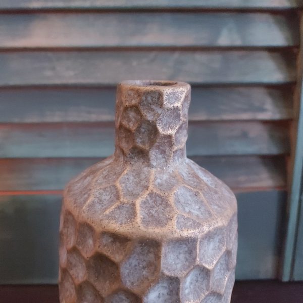Vaas van aardewerk met reliëf, van het merk Brynxz uit de serie Jewel.