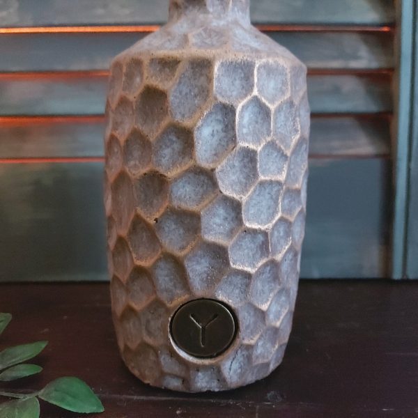 Vaas van aardewerk met reliëf, van het merk Brynxz uit de serie Jewel.