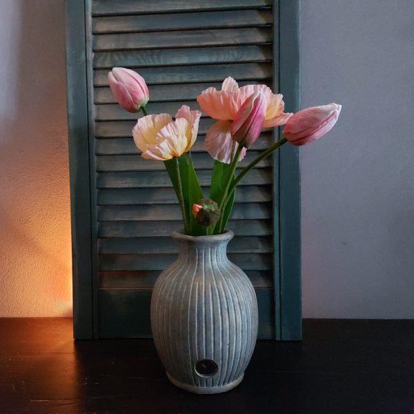 Bloemenvaas van aardewerk in zachte kleurtinten, van het merk Brynxz uit de serie Jewel.