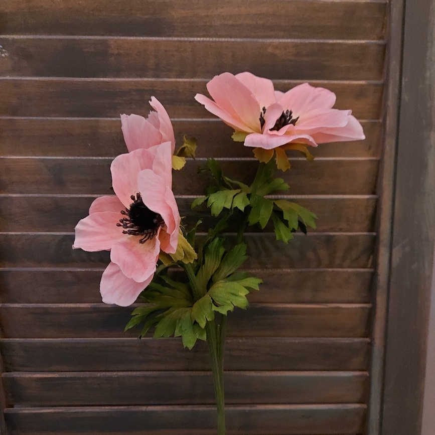 Roze anemoon kunstbloem met drie bloemen, van het merk Brynxz.