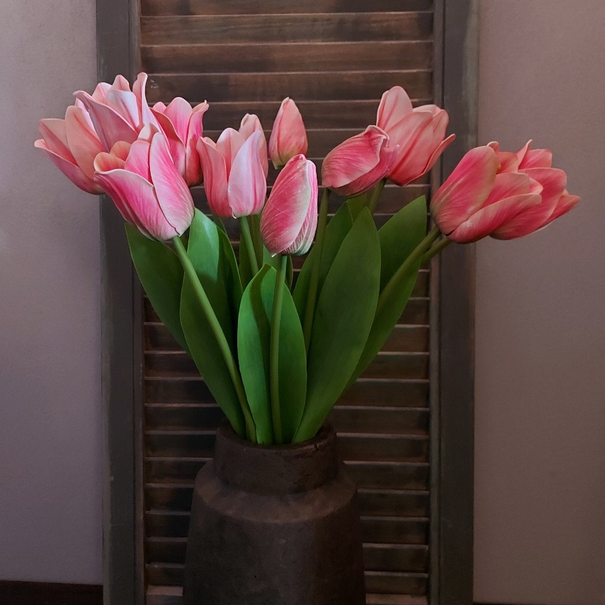 Bos van 12 kunst tulpen in een zacht roze kleur, van het merk Brynxz.