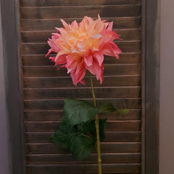 Dahlia zijden bloem in een frisse roze kleur, van het merk Brynxz.