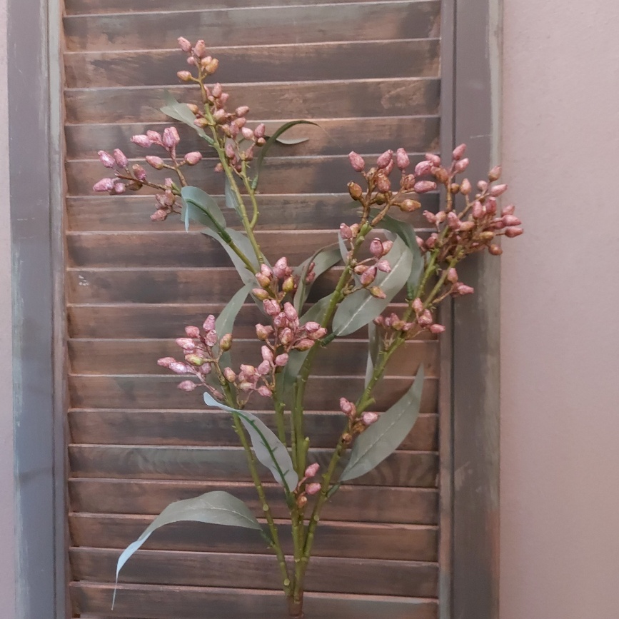 Eucalyptus kunstbloem met kleine paarse vruchtjes, van het merk Brynxz.