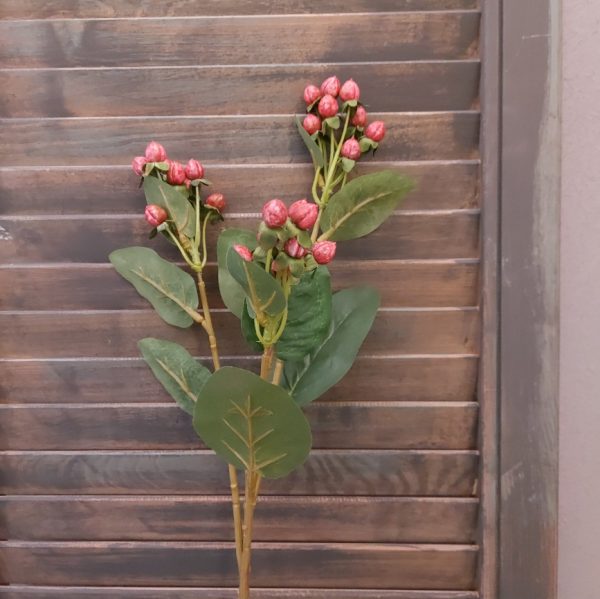 Twijg met Hypericum besjes in een zacht rode kleur. Deze kunstbloem is van het merk Brynxz.