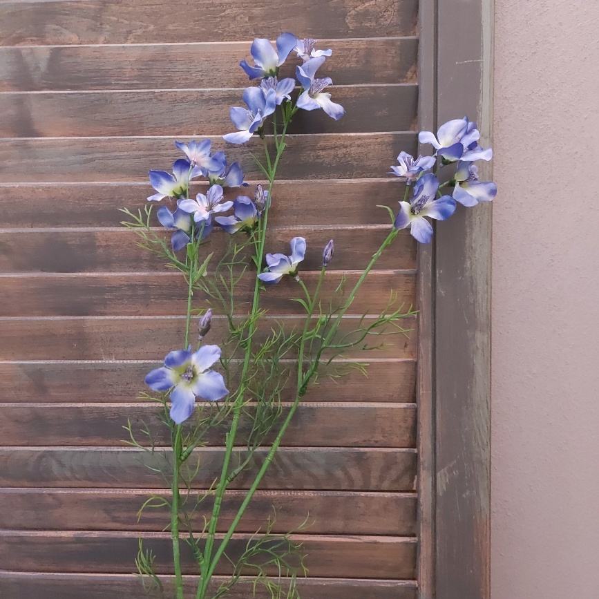 Ridderspoor kunstbloem in een blauwe kleur, van het merk Brynxz.