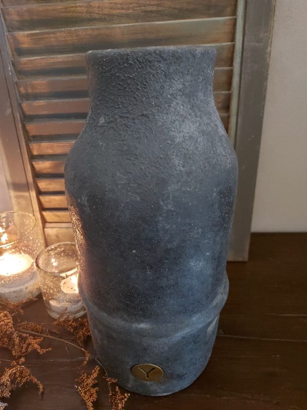 Vaas van aardewerk met reliëf in een donker grijze kleur, van het merk Brynxz uit de serie Stone Black.
