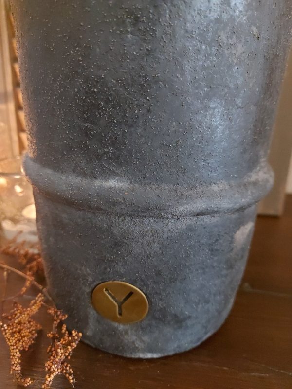 Vaas van aardewerk met reliëf in een donker grijze kleur, van het merk Brynxz uit de serie Stone Black.