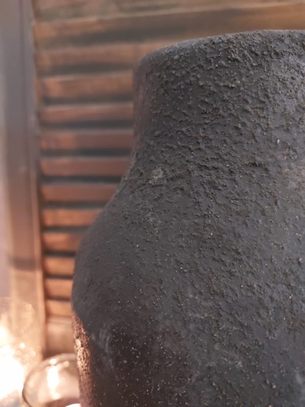 Vaas van aardewerk met reliëf in een donker grijze kleur, van het merk Brynxz uit de serie Stone Black.