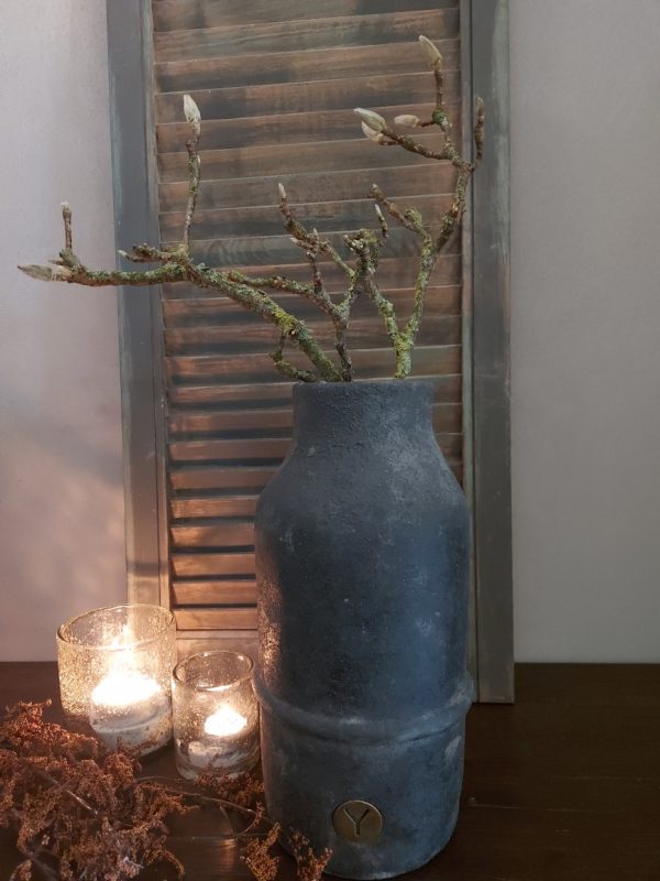 Vaas van aardewerk met reliëf in een donker grijze kleur, van het merk Brynxz uit de serie Stone Black.