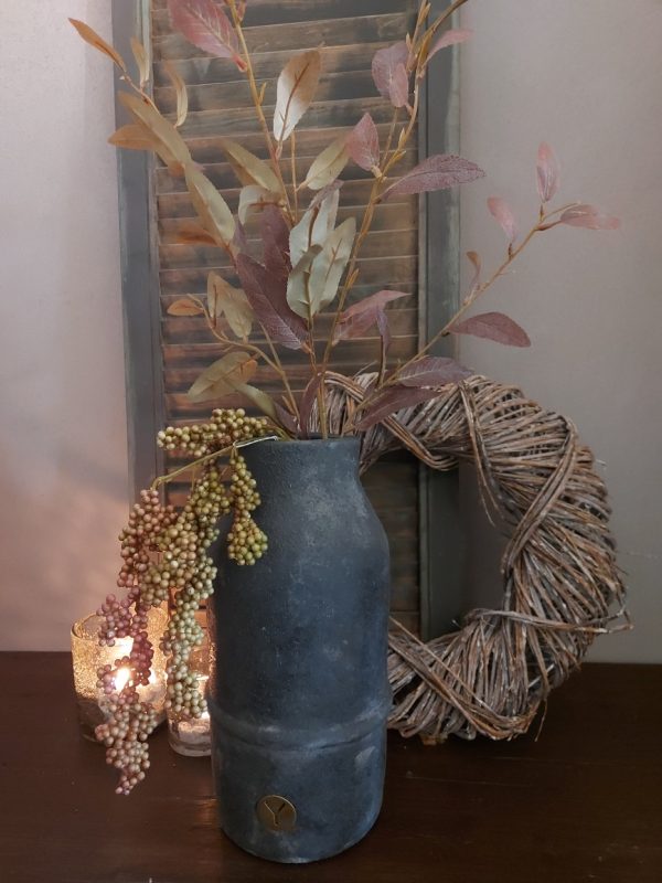 Vaas van aardewerk met reliëf in een donker grijze kleur, van het merk Brynxz uit de serie Stone Black.