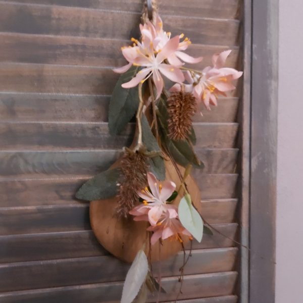 Toef van zijdenbloemen, opgebonden aan een plankje van Mangohout.