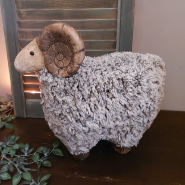 Decoratief beeld van een ram, gemaakt van Polystone en wollig textiel. Uit de voorjaars collectie van Mansion Atmosphere.