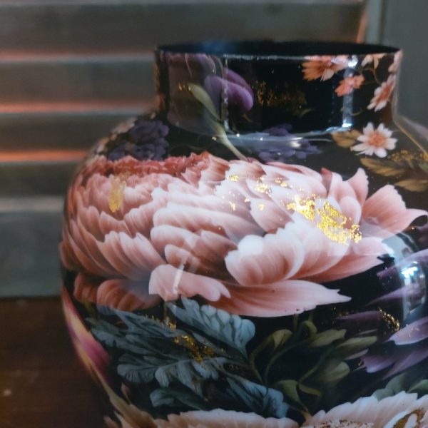 Vaasje van metaal in een zwarte kleur met bloemenpatroon, van het merk Mansion Atmosphere.