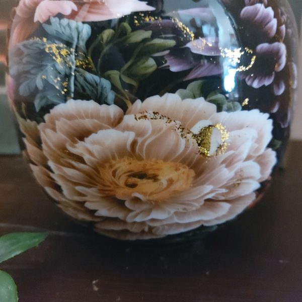 Vaasje van metaal in een zwarte kleur met bloemenpatroon, van het merk Mansion Atmosphere.
