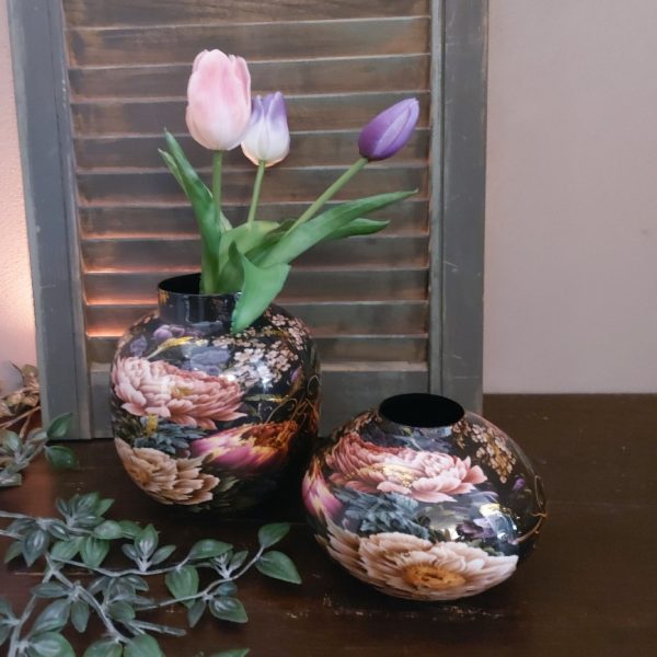Vaasje van metaal in een zwarte kleur met bloemenpatroon, van het merk Mansion Atmosphere.