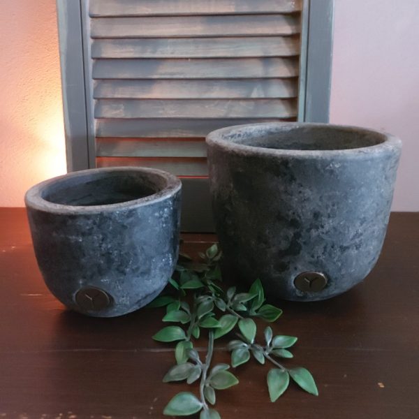 Set van twee aardewerk bloempotten in een donkere grijze kleur, van het merk Brynxz uit de serie Basalt.