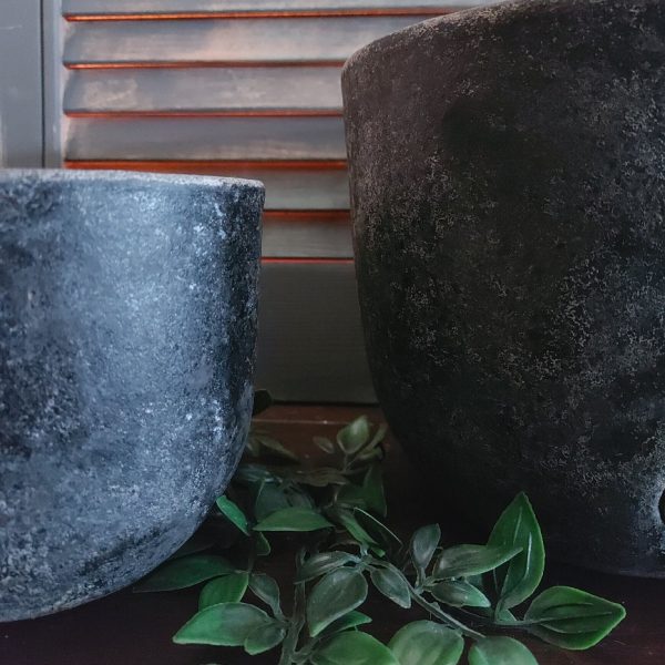 Set van twee aardewerk bloempotten in een donkere grijze kleur, van het merk Brynxz uit de serie Basalt.