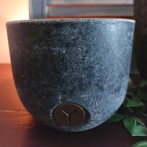 Set van twee aardewerk bloempotten in een donkere grijze kleur, van het merk Brynxz uit de serie Basalt.