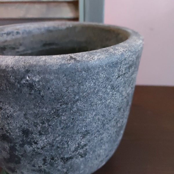 Set van twee aardewerk bloempotten in een donkere grijze kleur, van het merk Brynxz uit de serie Basalt.