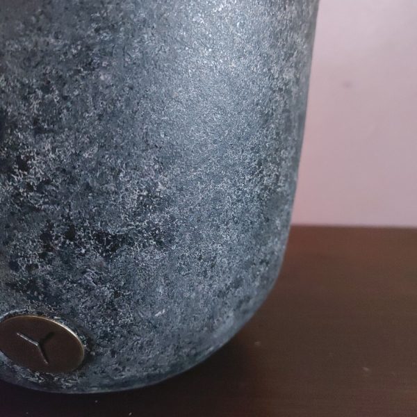 Set van twee aardewerk bloempotten in een donkere grijze kleur, van het merk Brynxz uit de serie Basalt.