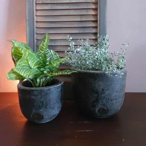 Set van twee aardewerk bloempotten in een donkere grijze kleur, van het merk Brynxz uit de serie Basalt.