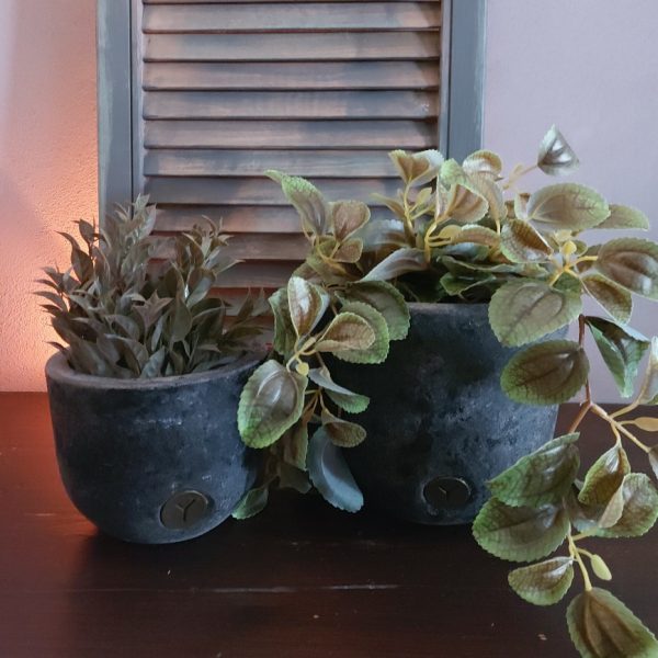 Set van twee aardewerk bloempotten in een donkere grijze kleur, van het merk Brynxz uit de serie Basalt.