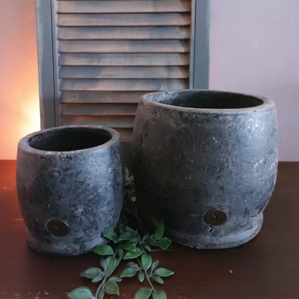 Set van twee aardewerk bloempotten in een stoere donkergrijze kleur, van het merk Brynxz uit de serie Basalt.