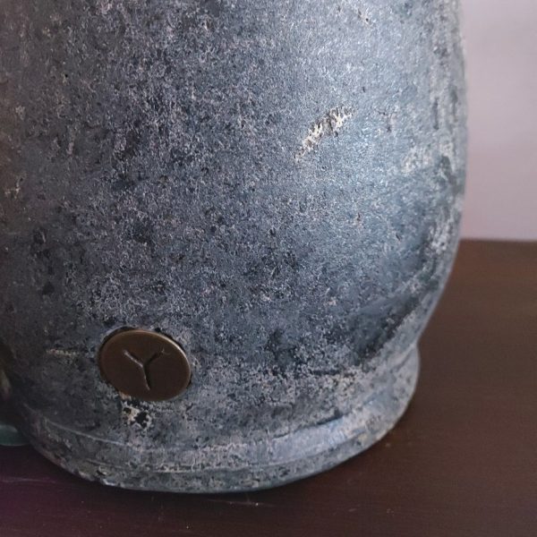 Set van twee aardewerk bloempotten in een stoere donkergrijze kleur, van het merk Brynxz uit de serie Basalt.