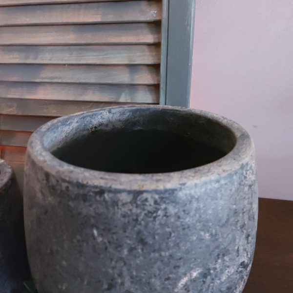 Set van twee aardewerk bloempotten in een stoere donkergrijze kleur, van het merk Brynxz uit de serie Basalt.