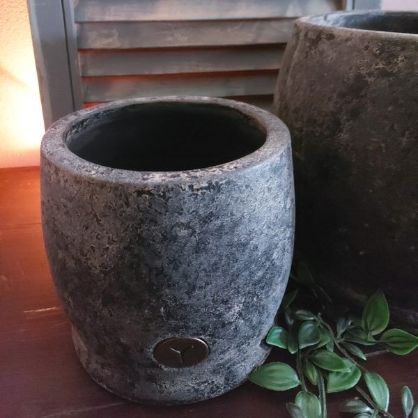Set van twee aardewerk bloempotten in een stoere donkergrijze kleur, van het merk Brynxz uit de serie Basalt.