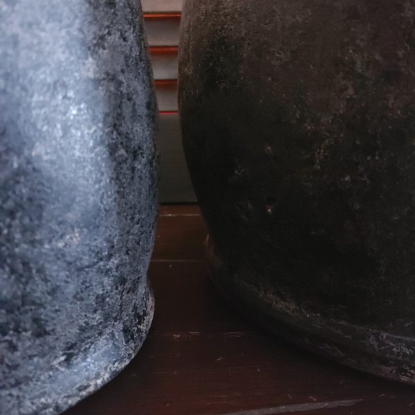 Set van twee aardewerk bloempotten in een stoere donkergrijze kleur, van het merk Brynxz uit de serie Basalt.