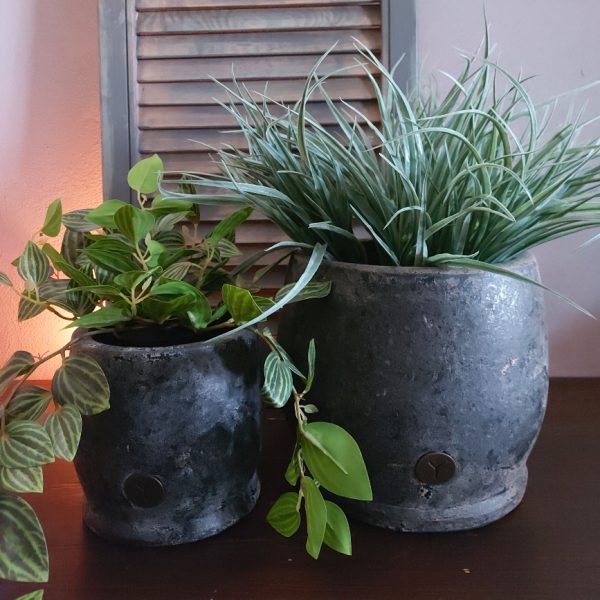 Set van twee aardewerk bloempotten in een stoere donkergrijze kleur, van het merk Brynxz uit de serie Basalt.