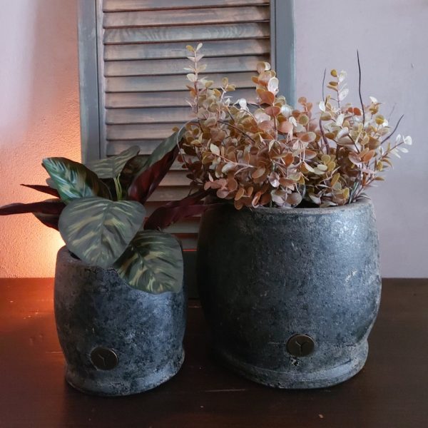Set van twee aardewerk bloempotten in een stoere donkergrijze kleur, van het merk Brynxz uit de serie Basalt.